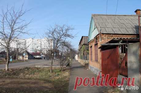 Дом 50.2 м² на участке 4 сот. Продаётся дом, со всеми удобствами, газ, свет, вода в доме и на улице, 3 комнаты, кухня, сан узел, новый водопровод, новый газовый котёл и колонка. На участке имеется не большая хоз.постройка из шлакоблока. Общая площадь 4 сотки.