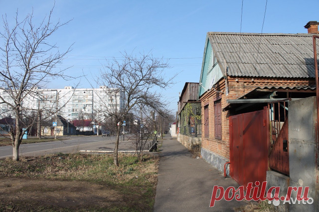 Дом 50.2 м² на участке 4 сот. Продаётся дом, со всеми удобствами, газ, свет, вода в доме и на улице, 3 комнаты, кухня, сан узел, новый водопровод, новый газовый котёл и колонка. На участке имеется не большая хоз.постройка из шлакоблока. Общая площадь 4 сотки.