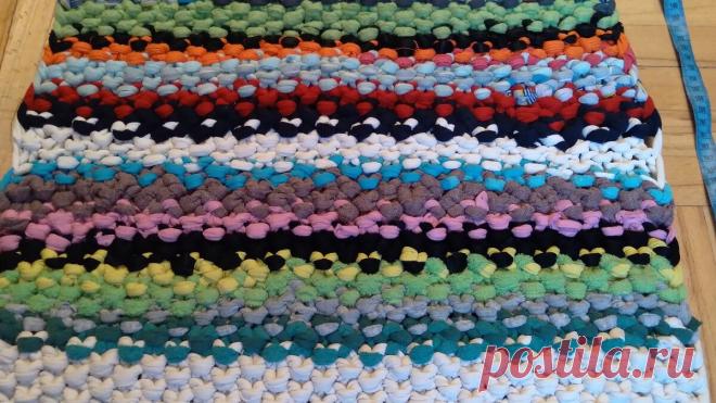 Чудесные превращения старой одежды. Как я избавляюсь от ненужных вещей в гардеробе, превращая их в коврики. | Дедушкин дом | Яндекс Дзен