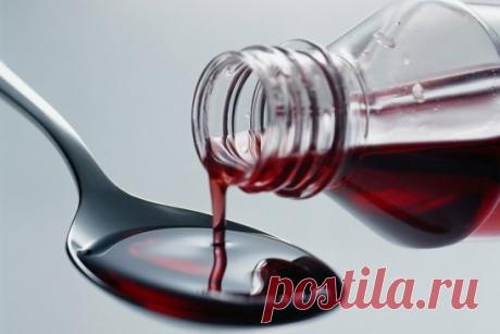 КАШЕЛЬ И БРОНХИТ БОЯТСЯ ЭТОЙ МИКСТУРЫ.
Чтобы утром лекарство было готово, делайте его с вечера. 

* Залить 2 полные ст. ложки травы горькой полыни (купить в аптеке) 1 стаканом водки в 0,5 или 0,75 литровую банку. 

* Поставить на водяную баню на 20 мин. Через 20 мин. огонь отключить и лекарство оставить остывать вместе с водяной баней до утра. 

* Утром процедить, траву отжать, добавить 1 ст. ложку меда.