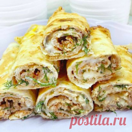 Бризоли 
⠀ 
Ингредиенты: 
- фарш куриный - 300 гр; 
- яйцо - 4 шт; 
- сметана 15% - 50 гр; 
- лук - 100 гр; 
- зелень по вкусу. 
- сыр твёрдый - 100 гр; 
- соль и специи по вкусу. 
⠀ 
Приготовление:
1. Лук потереть на мелкой тёрке или измельчить в блендере. Сыр натереть. Зелень мелко порезать. 
2. Смешать фарш с измельченным луком, добавить любимые специи. Разделить на 4-5 частей. 
3. Яйца взбить с солью. Вылить половник на разогретую сковороду. Как яйца схватились, выложить часть фарша и распре