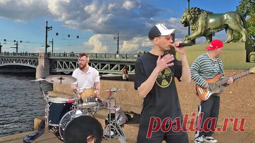 Уличные музыканты в Питере исполняют песню 
