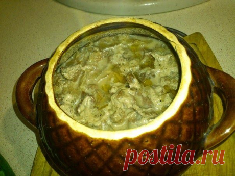 Говядина в горшочках в луково-сметанном соусе.