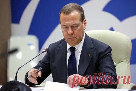 Медведев показал мем с «думающими» об Украине главами западных государств. Зампред Совбеза Дмитрий Медведев выложил мем, который изображает сидящего за столом с едой канцлера ФРГ Олафа Шольца, гуляющего по пляжу президента США Джо Байдена, а также улыбающегося французского лидера Эммануэля Макрона с шампанским. «Все наши мысли с тобой, Украина», — гласит подпись к картинке.