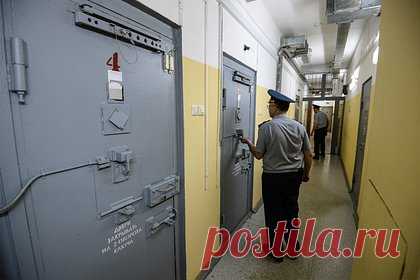 Российский пожарный получил 13 лет колонии за взятки на 29 миллионов рублей. В Республике Башкортостан суд приговорил к 13 годам лишения свободы бывшего начальника спецуправления федеральной пожарной службы МЧС России по ЗАТО Межгорье за 70 коррупционных преступлений. Суд установил, что он совершил махинации с выплатами материальной помощи подчиненным на общую сумму 58 миллионов рублей.