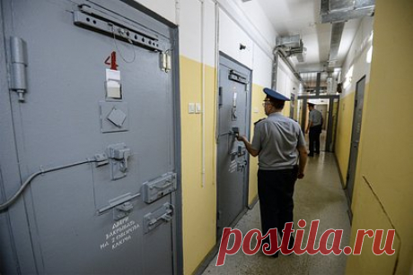 Российский пожарный получил 13 лет колонии за взятки на 29 миллионов рублей. В Республике Башкортостан суд приговорил к 13 годам лишения свободы бывшего начальника спецуправления федеральной пожарной службы МЧС России по ЗАТО Межгорье за 70 коррупционных преступлений. Суд установил, что он совершил махинации с выплатами материальной помощи подчиненным на общую сумму 58 миллионов рублей.