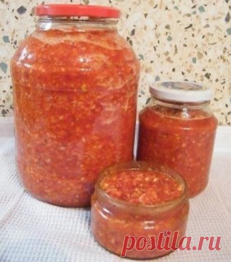 Янним (секретная корейская приправа))
Открываю тайну вкуса корейских блюд - все дело в приправе, которую, как ни ищи в магазинах, не найдешь! Эта корейская приправа - янним - придает особый колорит и аромат салатам, а уж про жгучий и в то же время пряно-приятный вкус и говорить не стоит!
Храниться эта красота может годами (если заготовили слишком много), не портится корейская приправа совершенно. Я стараюсь делать такую заготовку раз в два-три года.
Продукты
Чеснок - 1 кг
Перец острый - 600 г