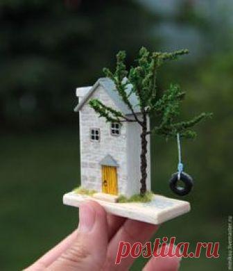 Для работы мы будем использовать:— бальзу толщиной 1 мм, 2 мм, 4 мм (это такое дерево, очень мягкое, режется канцелярским ножом);— акриловые краски;— столярный клей (можно и ПВА, или супер-клей);— мох сфагнум;— тонкую проволоку (я распотрошила провод);— ворсовую пудру (можно обойтись и без нее);— паперклей;— нитка, шнурок или что-нибудь другое, что подойдет для веревки на качели.