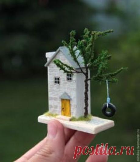 Для работы мы будем использовать:— бальзу толщиной 1 мм, 2 мм, 4 мм (это такое дерево, очень мягкое, режется канцелярским ножом);— акриловые краски;— столярный клей (можно и ПВА, или супер-клей);— мох сфагнум;— тонкую проволоку (я распотрошила провод);— ворсовую пудру (можно обойтись и без нее);— паперклей;— нитка, шнурок или что-нибудь другое, что подойдет для веревки на качели.