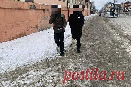 Подростки бросили в россиянку петарду в ответ на замечание. В Поронайске Сахалинской области двое подростков бросили в женщину петарду в ответ на просьбу не издеваться над собаками. По словам местной жительницы, юноши подзывали на улице бездомных собак и кидали в них «бомбочки». Она уточнила, что сделала подросткам замечание. После этого хулиганы кинули ей под ноги петарду.