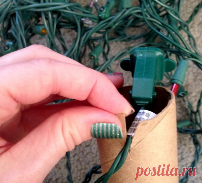 Умное хранение новогодних гирлянд:
Наматывайте новогодние гирлянды на втулку от фольги или другой удобный предмет. Это позволит избежать запутанных проводов при следующей установке.