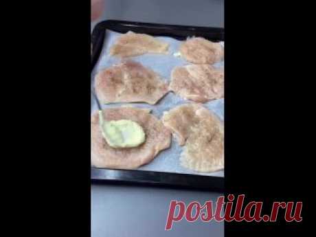 Отбивные из куриной грудки Отбивные из куриной грудки. Идеально подходит к любому случаю, и для ужина, и для неожиданных гостей 👌🏻 ✔️ 4 порций ⏱ 25 минут ▪️Ингредиенты: Куриная грудка- 2 шт Майонез или сметана- 3 ст.л. Соль, перец- по вкусу Чеснок- 1 зубчик Лук- 1 шт Огурцы соленые- 2 шт Горчица зернистая- 1 ч.л. Сыр Приятного..