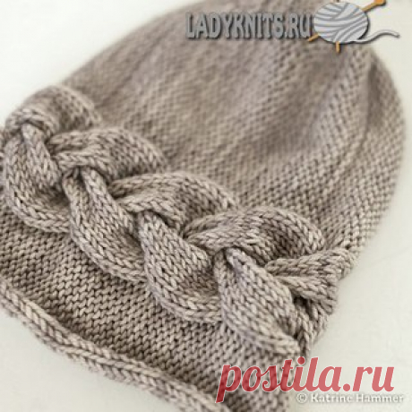 #вязание #спицами #шапка #для_женщин 
. Вязаная спицами шапка с широкой поперечной косой Sideways Braid Beanie от дизайнера Katrine Hammer. Описание: https://www.ladyknits.ru/index.php/golvnie-ub/1013-sha..