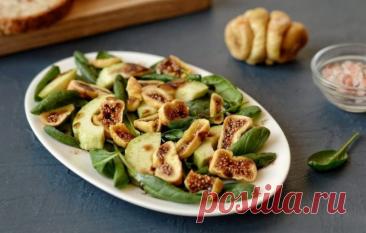 Салат с авокадо, шпинатом и инжиром Ингредиенты:Инжир — 3–5 шт.Авокадо — 1 шт.Шпинат — 0,5 пучкаОливковое масло — 2 ст. л.Лимонный сок — 1 ст. л.Бальзамический уксус — 0,5 ст. л.Перец черный молотый — по вкусуСоль — по вкусуПриготовление:1. Для заправки смешайте оливковое...