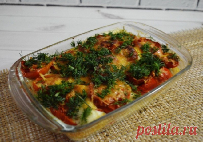 ​Куриная грудка, запеченная с овощами Ингредиенты:Грудка куриная — 350 гКабачки — 1 шт.Помидоры — 3 шт.Перец болгарский — 1 шт.Яйца — 2 шт.Кефир — 2 ст. л.Сыр — 70 гСпеции — по вкусуПриготовление:1. Грудку порезать брусочками, посолить. Добавить любимые специи. Перемешать.2....