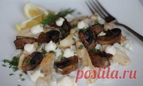 Салат з курки і печерицями