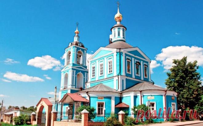 В Сергиевом Посаде произошло убийство в храме Петра и Павла. Житель Сергиева Посада нанес 13 ножевых ранений работнице трапезной храма Петра и Павла, женщина скончалась на месте. СК возбудил дело об убийстве, мужчина задержан. Нападавший более 20 лет состоял на учете психиатра, пишет «112»