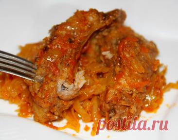 Свиные рёбрышки, тушёные с капустой на сковороде Свиные рёбрышки, тушёные с капустой на сковороде, - это сытное и вкусное блюдо, идеально подходящее для семейного обеда или ужина. Мясо становится мягким и сочным, а капуста приобретает аппетитный вкус. Это блюдо легко приготовить и оно обязательно понравится всей семье.