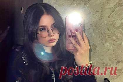 Сыгравшая Машу в «Ворониных» актриса показала откровенные фото в честь 20-летия. Актриса Мария Ильюхина, которая сыграла Машу в популярном телесериале «Воронины», показала откровенные фото в честь 20-летия. Знаменитость предстала перед камерой в монохромном черном наряде, который состоял из укороченной куртки, надетой на голое тело и обнажавшей грудь снизу, и мини-юбки с глубоким разрезом.