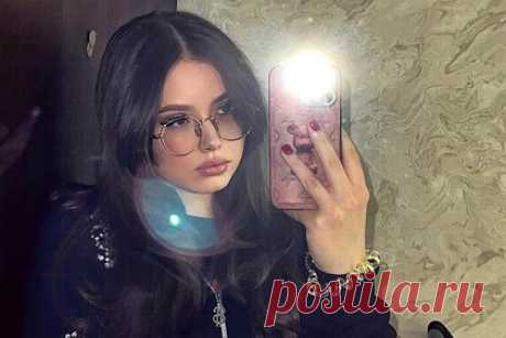 Сыгравшая Машу в «Ворониных» актриса показала откровенные фото в честь 20-летия. Актриса Мария Ильюхина, которая сыграла Машу в популярном телесериале «Воронины», показала откровенные фото в честь 20-летия. Знаменитость предстала перед камерой в монохромном черном наряде, который состоял из укороченной куртки, надетой на голое тело и обнажавшей грудь снизу, и мини-юбки с глубоким разрезом.