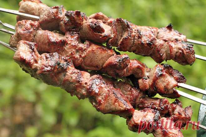 Шашлык из свинины в белом вине | Чёрт побери Ингредиенты: 2 кг свиной шеи, 1 стакан белого сухого вина, 1 ч. ложка кориандра, черный перец горошком, лавровый лист, черный молотый перец, соль. Приготовление: Свиную шею режем на порционные кусочки. Резать следует так, чтобы в каждом кусочке мяса присутствовала прослойка жира. От этого шашлык будет сочнее и вкуснее. Мясо укладываем в кастрюлю, приправляем специями и заливаем белым сухим вином. Все тщательно перемешиваем и уби...