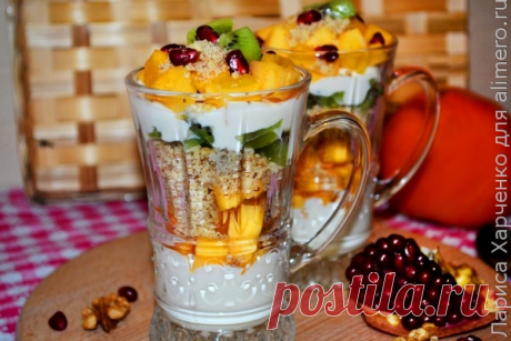 Творожный десерт с фруктами и орехами