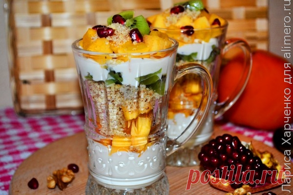 Творожный десерт с фруктами и орехами