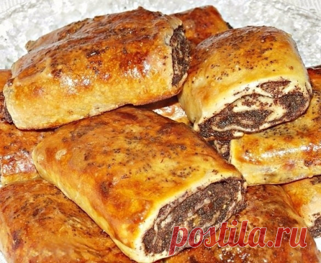 Ароматные, мягкие, вкусные сдобные булочки с маком и изюмом

Ингредиенты: 
Мука пшеничная 900 гр.(+,-) 
Яйца куриные 3 шт. 
Сахар 100 гр. 
Молоко 250 +100 мл. 
Мак 300-400 гр.(+,-) 
Изюм 100 гр. 
Дрожжи 40 гр. 
Маргарин или масло 100 гр. 
Соль 1 щепотка. 

Приготовление: 
В тёплом молоке (1 стакан) развести дрожжи и сахар (1 ст.л.). Оставить в тёплом месте на 10-15 минут. 

В миску просеять муку,добавить сахар (80 гр). Посредине сделать воронку,влить разведённые дрожжи,доб...