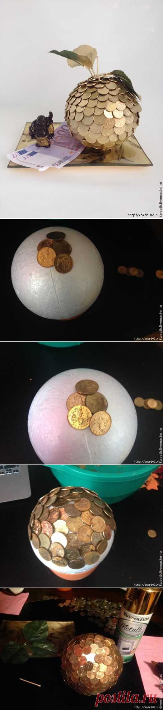 Яблочко из монет..