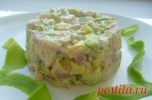 Салат из сельди с авокадо.