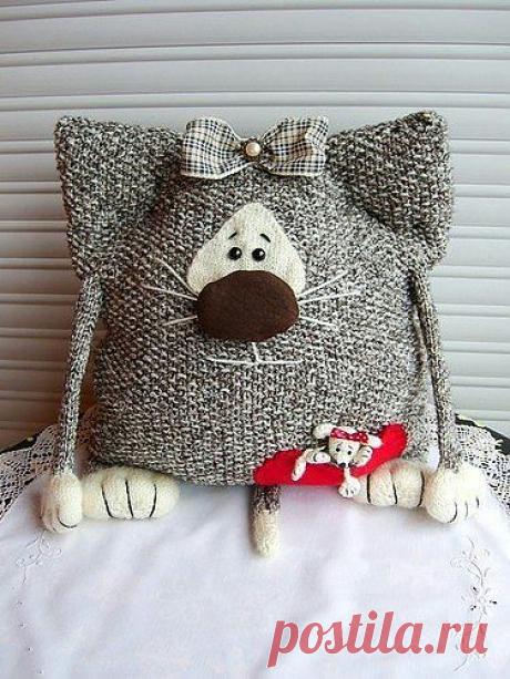 Кото-подушки.