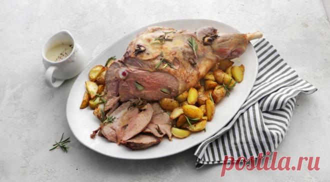 Запеченная ножка ягненка на французский манер - ПУТЕШЕСТВУЙ ПО САЙТУ. Запеченная ножка ягненка – классическое блюдо французской кухни. Существует два основных рецепта – относительно быстрое запекание при высокой температуре и запекание в течение 7 часов при низкой температуре. Мы предлагаем освоить первый вариант, он больше подходит для ягнятины, мясо получается более сочным. Обязательно следите за временем и температурой, и помните, …