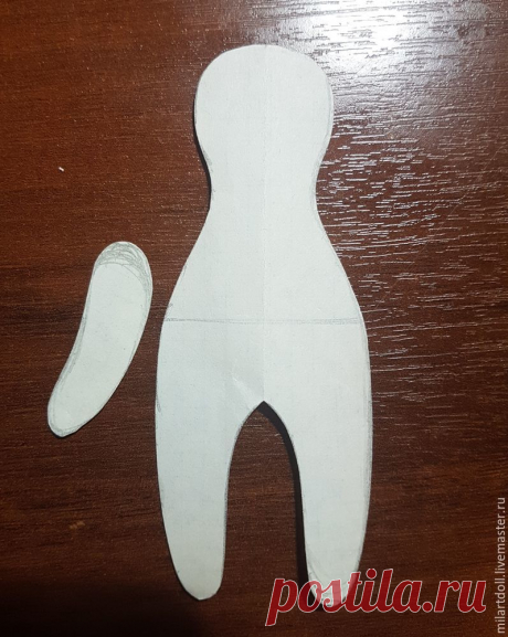 Шаг 1.

Выкраиваем куклу. Выкройка Тильды состоит из 2 деталей — тела и руки. Сведите выкройку с экрана компьютера на лист, вырежьте её и переведите на сложенный вдвое (лицевой стороной внутрь) кусочек ткани телесного цвета.

Тело выкраиваете 1 раз, а руку — 2 раза.После того, как вы обвели выкройки на ткани, не вырезайте их, а сразу прошейте мелкими стежками вручную или на машинке. И не забудьте оставить отверстия для выворачивания деталей. Я оставляю отверстия около 1.5 см.