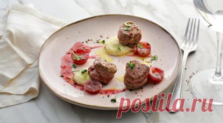 Вырезка ягненка с виноградом и пюре - ПУТЕШЕСТВУЙ ПО САЙТУ. Вырезка – самая нежная часть ягненка, она по праву­ считается деликатесом. Подают вырезку максимум средней прожарки, в центре мясо должно быть розовым, поэтому внимательно следите за временем приготовления. Соус с жареным виноградом и необычное пюре с яблоками и сельдереем удачно дополнят блюдо. ИНГРЕДИЕНТЫ 500 г вырезки ягненка 350 г крупного …