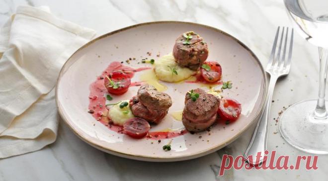 Вырезка ягненка с виноградом и пюре - ПУТЕШЕСТВУЙ ПО САЙТУ. Вырезка – самая нежная часть ягненка, она по праву­ считается деликатесом. Подают вырезку максимум средней прожарки, в центре мясо должно быть розовым, поэтому внимательно следите за временем приготовления. Соус с жареным виноградом и необычное пюре с яблоками и сельдереем удачно дополнят блюдо. ИНГРЕДИЕНТЫ 500 г вырезки ягненка 350 г крупного …