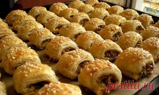 Sluoksniuotos tešlos kąsniukai su vištiena Sluoksniuotos tešlos kąsniukai su vištiena - labai gardus patiekalas, kurį nesunkiai pasigaminsite pagal pateiktą receptą šioje svetainėje. Daug gerų ir išbandytų receptų vienoje vietoje, kuriuos tiesiog privalote išmėginti!
