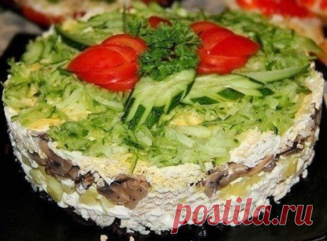 Салат "Венеция" 
 
Ингредиенты: 
-400 г куриной грудки, 
-300 г шампиньонов, 
-200 г чернослива, 
-200 г сыра, 
-2-3 картофелины, 
-2-3 яйца, 
-1 огурец, 
-майонез для заправки 
 
Приготовление: 
1. Предварительно отвариваем до готовности куриную грудку, яйца и картофель. Чернослив заливаем кипятком на 15 минут. Шампиньоны обжариваем на растительном масле. 
2. В разъемную форму выкладываем послойно, вначале порезанный средними кусочками чернослив. 
3. Затем отварную куриную грудку, порезанную ку