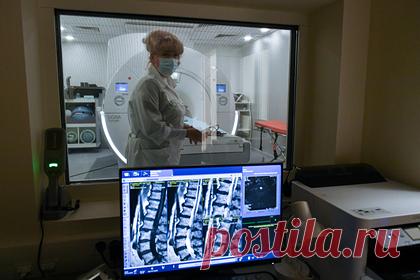 Получено средство против хронических болей в спине. Американские ученые продемонстрировали, что лечение животных лекарственным коктейлем, способствующим удалению стареющих клеток, уменьшает дегенерацию позвонковых дисков. Исследователи каждую неделю давали молодым и пожилым мышам сенолитические препараты дазатиниб и кверцетин.