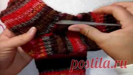 Как уплотнить пятку на носке&How to compact heel knit socks Хочу поделиться с Вами, как я уплотняю пятку на носках, спицами. Вязание носков, тут: https://www.youtube.com/watch?v=9fwX4y5ymXo