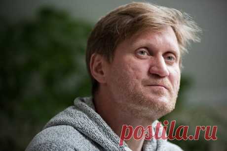 Звезда «Уральских пельменей» рассказал о приглашении в Comedy Club. Российский актер, звезда юмористического проекта «Уральские пельмени» Андрей Рожков рассказал о приглашении в шоу Comedy Club на канале ТНТ. «Мой близкий друг Саша Ревва позвал меня туда, мы с ним даже одно время гастролировали вместе с концертами на двоих», — вспомнил юморист.