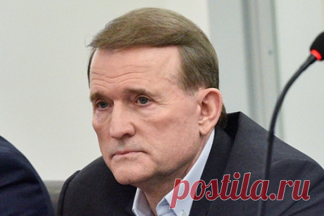 На Украине заявили о выгоде Запада от «военной истерии». Глава политсовета партии «Оппозиционная платформа — За жизнь» (ОПЗЖ), депутат Верховной рады Виктор Медведчук заявил, что западные партнеры Украины погрузили страну в долговую яму. Депутат добавил, что западные партнеры бросили Украину «в долговую яму невиданной глубины».