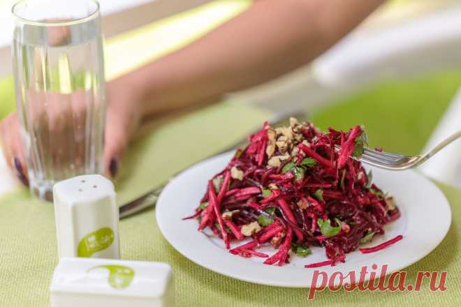 Рецепт от заведения Paisley Salad Bar: свекольный салат с яблоками С читателями Zira.uz cвоим фирменным рецептом оригинального салата делится заведение Paisley Salad Bar. Если вы сторонник здорового питания, тогда этот рецепт для вас.


Из таких обычных продуктов, как свекла, яблоки и грецкие орехи, можно быстро приготовить вкусный и полезный салатик. Свекла отл