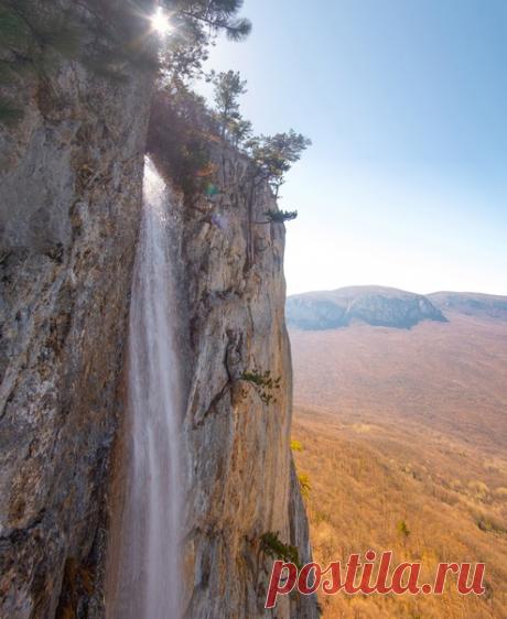 Водопад Весенний на крымской горе Бойка. Снимал Денис Иванский: nat-geo.ru/community/user/230184/ Солнечного утра!