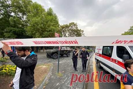 В Турции заявили об иностранном происхождении оружия у террористов в Анкаре. Министр обороны Турции Яшар Гюлер заявил о высокой вероятности иностранного происхождения оружия, использованного террористами в Анкаре. Речь идет о попытке теракта возле здания министерства в центре столицы Турции в воскресенье, 1 октября. Один злоумышленник подорвался, другой был нейтрализован.