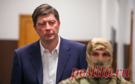 Суд взыскал с экс-владельца «Югры» и подконтрольных ему юрлиц ₽180 млрд. Хотин, в 2019 году отправленный под домашний арест, обвиняется в растрате свыше 283 млрд руб. обанкротившегося банка «Югра». АСВ сообщило, что суд удовлетворил иск о взыскании с бизнесмена 180 млрд руб. на выплату вкладчикам