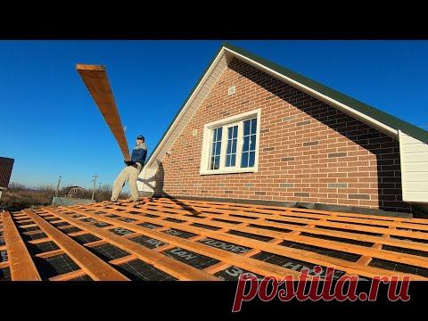 Парень МОНТИРУЕТ ОБРЕШЕТКУ с помощью ДВУХ ШАБЛОНОВ. Строительство ОДНОСКАТНОЙ КРЫШИ своими силами