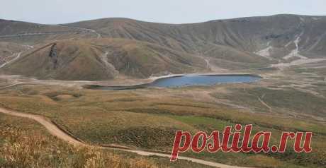 Վանա Նեմրութի առասպելը
Ըստ առասպելի Նեմրութ անունով մի թագավոր կար՝շատ գոռոզ մի մարդ, որը ցանկացել է լեռան վրա երկինք հասնող մի ամրոց կառուցել:Եվ իրոք կառուցում է հրաշալի մի ամրոց, որ տեսնողները հիանում էին:Ավելի գոռոզանալով՝թագավորը լարում է աղեղը,և նետն ուղարկում երկինք, որպեսզի աստծուն ոչնչացնի և ինքը պաշտվի նրա փոխարեն:Աստված տեսնելով թագավորի գոռոզությունը,իր զայրույթն արտահայտում է լեռան ստորերկրյա ուժեղ ցնցումներով:Այդ կործանիչ ցնցումները միանալով երկնքից ուղարկված հզոր փոթորիկին, քարը