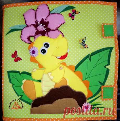 Финиш! Планшет готов! Спасибо группе https://vk.com/raduzhnyyslonik за интересное путешествие в мир динозавров. #мир_динозавров
В наличии, можно приобрести. 
В развернутом виде размер 30*60 см. 
Малыш познакомится с 8 динозаврами и мамонтом! Для развития мелкой моторики в планшете представлены молния, резинки, крышка-открывашка, шнуровка, перетяжка, пазлы(яйца), кнопки, дино-птица. Учим основные цвета, фигуры, счёт. 
Для пошива использован качественный Американский хлопок,...