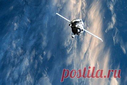 Космический грузовик «Прогресс МС-19» отстыковался от МКС. Космический грузовик «Прогресс МС-19» отстыковался от Международной космической станции перед затоплением в Тихом океане, об этом сообщил «Роскосмос». Корабль покинул МКС 24 октября, проработав на ней более восьми месяцев. Ожидается, что в 04:51 он войдет в атмосферу и сгорит, несгоревшие части упадут в океан.