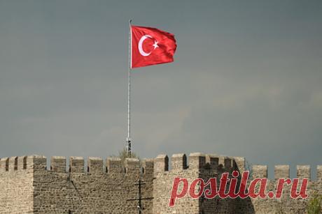 При аварии автобуса в Турции погибли 14 человек. На северо-западе Турции в провинции Балыкесир перевернулся автобус. В результате аварии погибли не менее 14 человек, из них 11 на месте, а трое в больнице, 18 человек госпитализированы в пять больниц города. Это уже вторая за неделю авария автобуса в Турции. В понедельник в Анталье перевернулся автобус с россиянами.